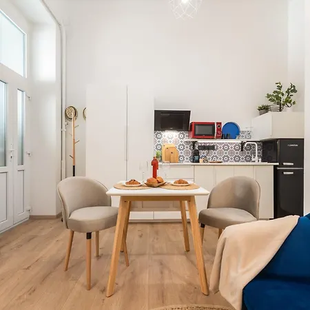 Apartament Charming Downtown *